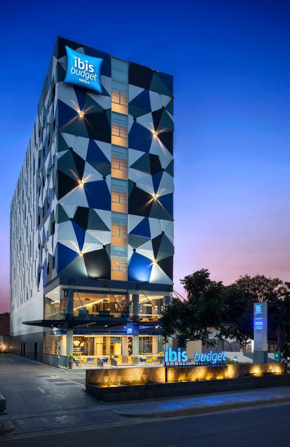 Ibis Budget Cirebon Exterior foto